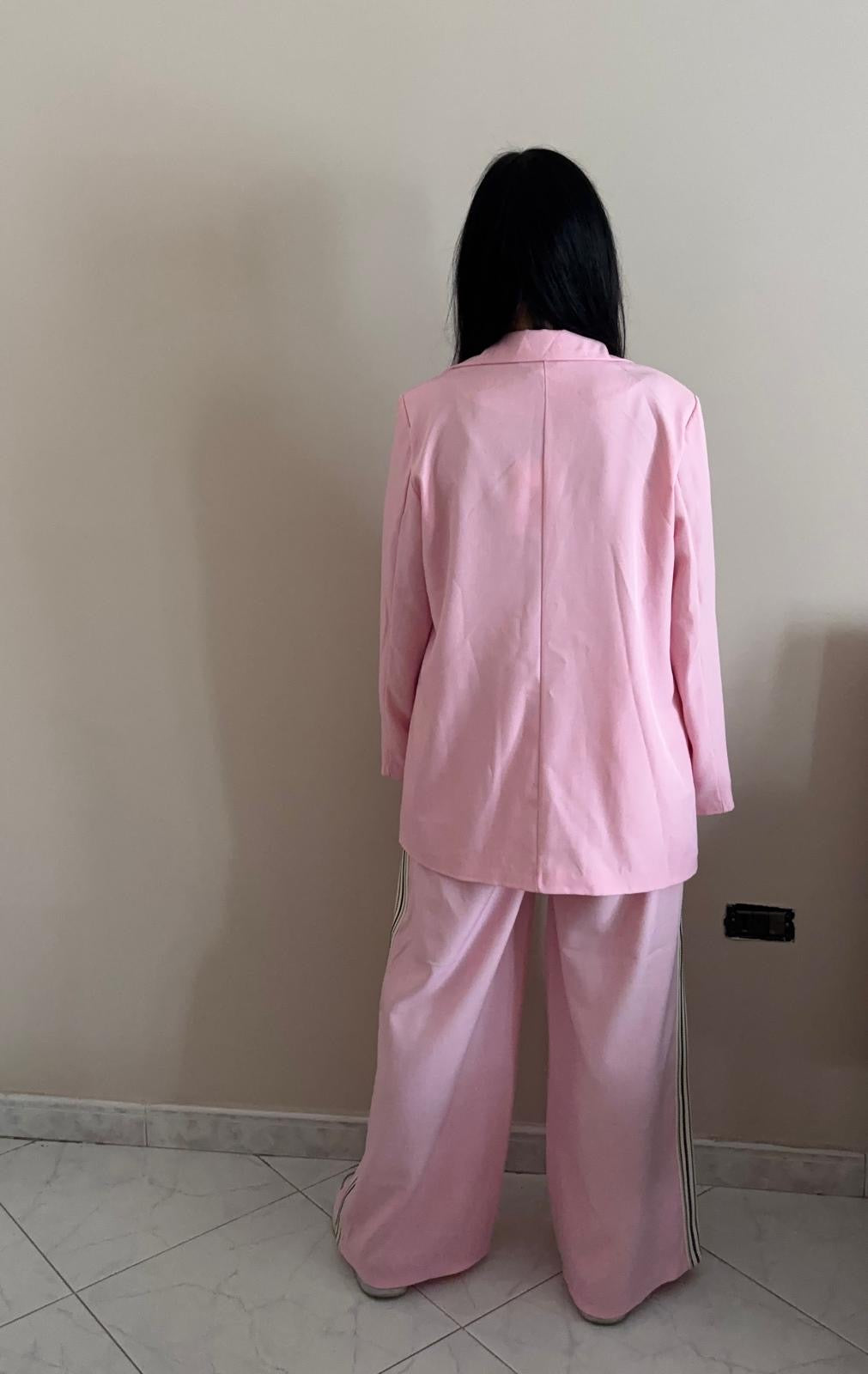 Blazer rosa con spilla rimovibile