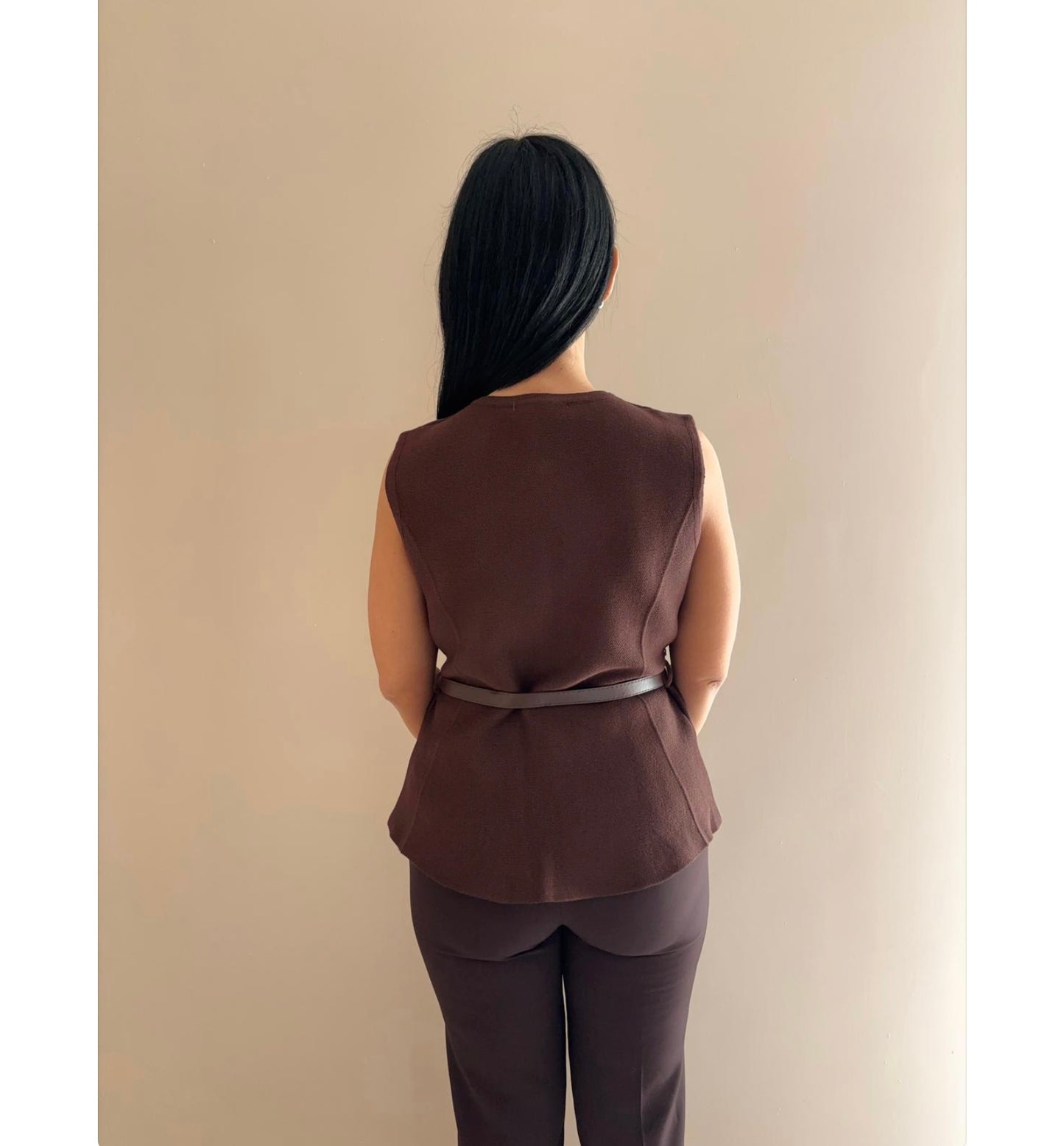 Gilet con Bottoni Gioiello e Cintura