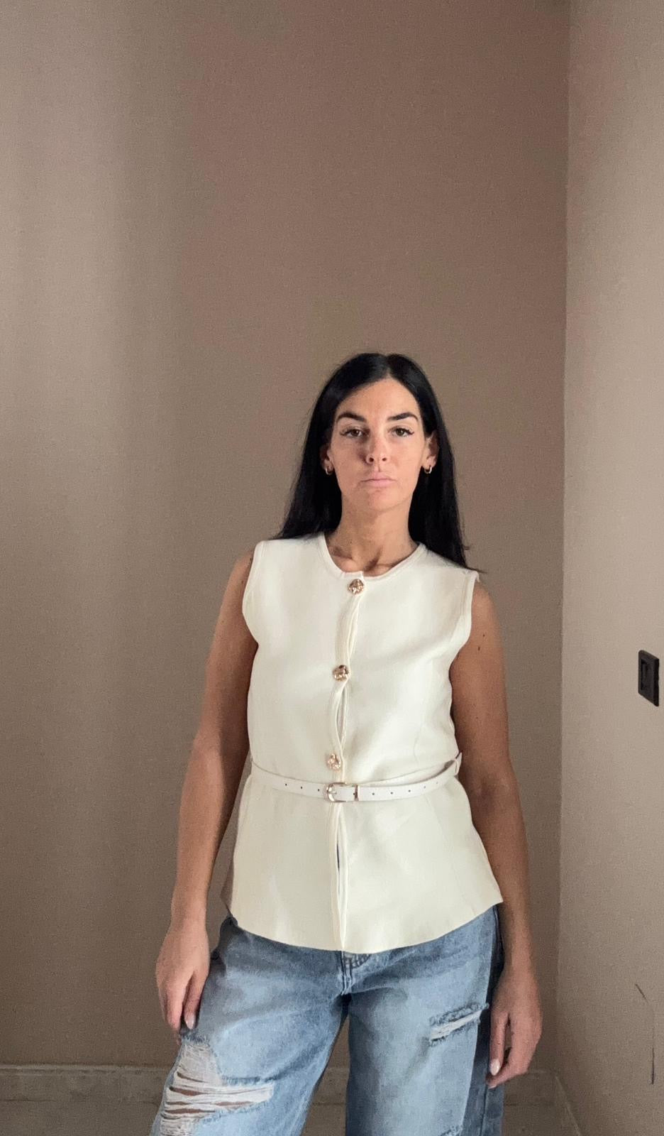 Gilet con Bottoni Gioiello e Cintura