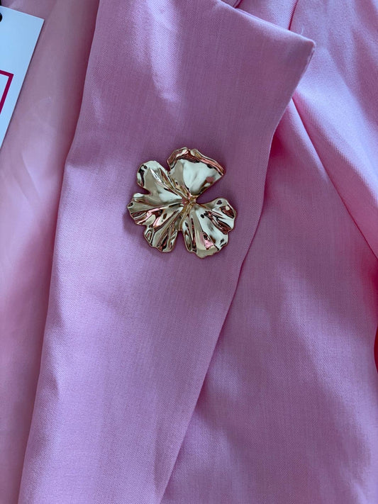 Blazer rosa con spilla rimovibile