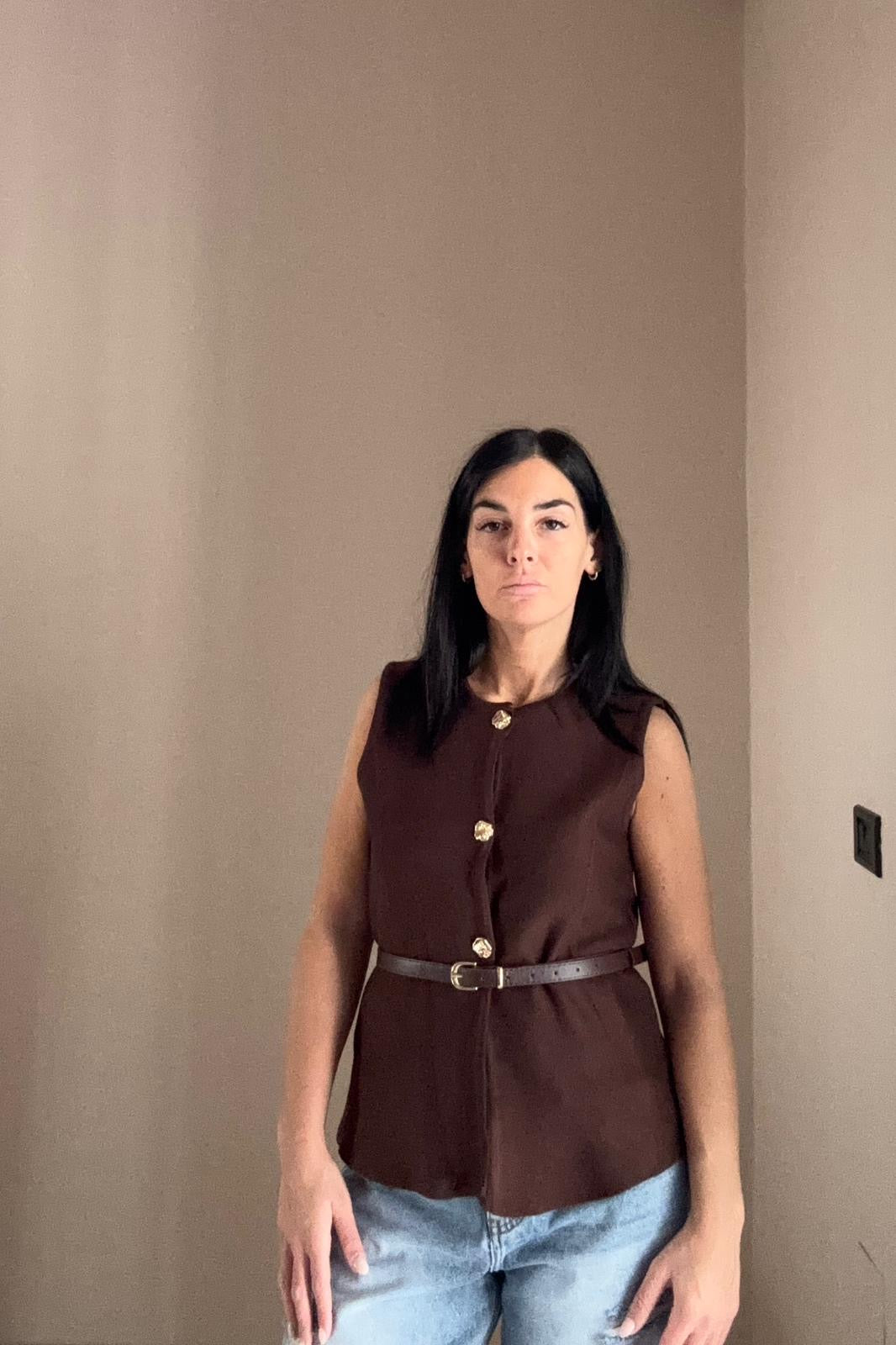 Gilet con Bottoni Gioiello e Cintura