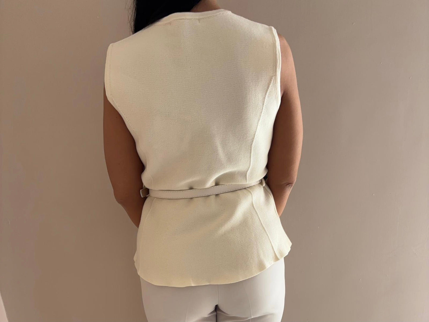 Gilet con Bottoni Gioiello e Cintura